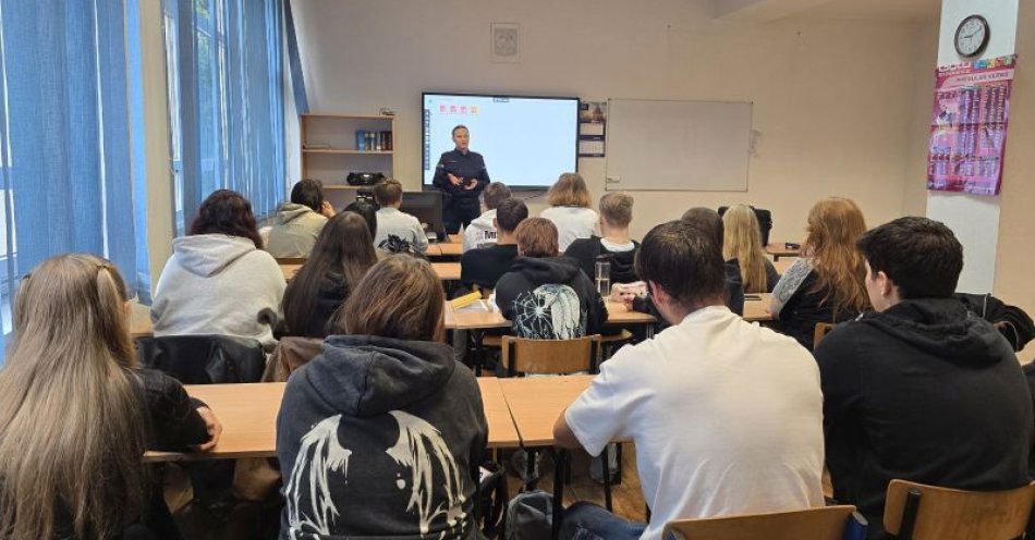 zdjęcie: Policjantki uczą młodzież reagować na cyberprzemoc / fot. KPP w Zgorzelcu