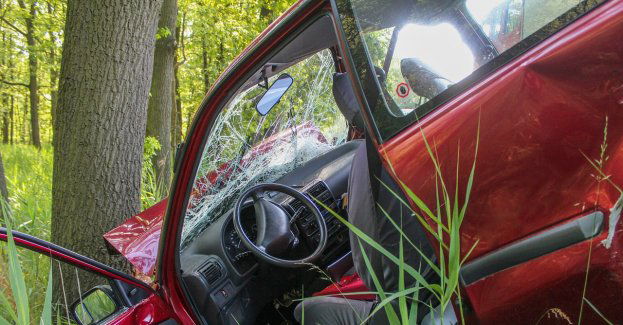 Straciła panowanie nad pojazdem i uderzyła w drzewo