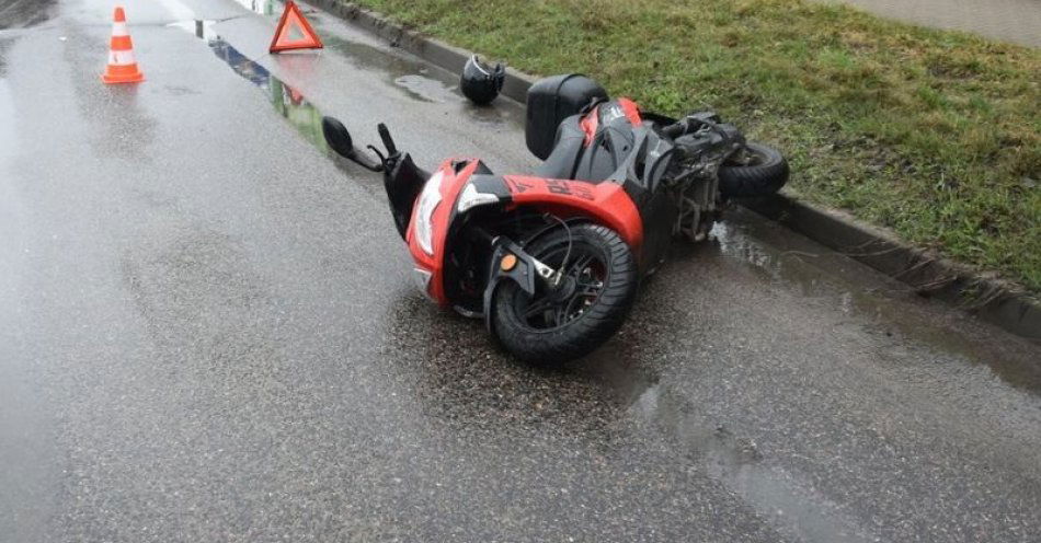 zdjęcie: Kolizja w Rumi: Skoda uderzyła w skuter, motorowerzysta w szpitalu / fot. KPP w Wejherowie
