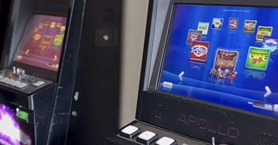zdjęcie: Kartuscy kryminalni i funkcjonariusze Urzędu Celno-Skarbowego zabezpieczyli automaty do gier o wartości 72000 złotych oraz gotówkę / fot. KPP w Kartuzach
