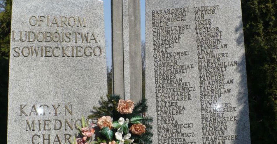 zdjęcie: Dzień Pamięci Ofiar Zbrodni Katyńskiej w Gubinie. Hołd bohaterom na cmentarzu komunalnym / Pomnik Katyński na cmentarzu Farnym we Wrześni. Zdjęcie poglądowe przedstawiające pomnik upamiętniający ofiary Zbrodni Katyńskiej. Aut. 0john0, CC BY 3.0