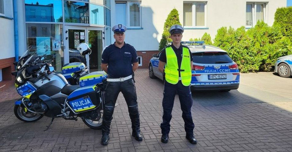 zdjęcie: Wspólna walka o życie kierowcy, który zasłabł zakończona sukcesem / fot. KPP w Nakle nad Notecią