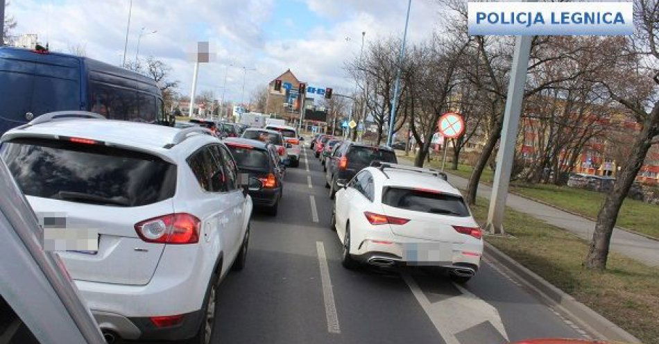 zdjęcie: Jedziesz na ferie zimowe? Pamiętaj, że utworzenie korytarza życia to Twój obowiązek / fot. KMP w Legnicy