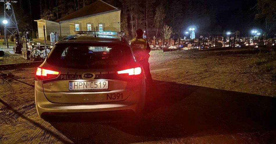 zdjęcie: Nocne patrole przy cmentarzu w Tupadłach zapewniają bezpieczeństwo / fot. KPP w Pucku