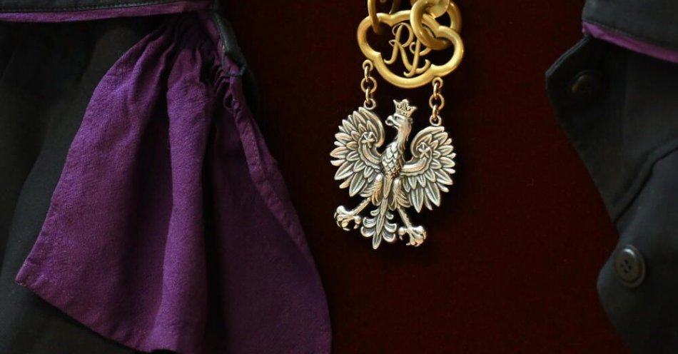 zdjęcie: B. burmistrz Murowanej Gośliny prawomocnie skazany m.in. za wykorzystywanie pasierbicy / Kartuzy, 24.03.2025. Atrybuty sędziowskie przed rozprawą w Sądzie Okręgowym w Kartuzach, 24 bm.  (ibor) PAP/Adam Warżawa