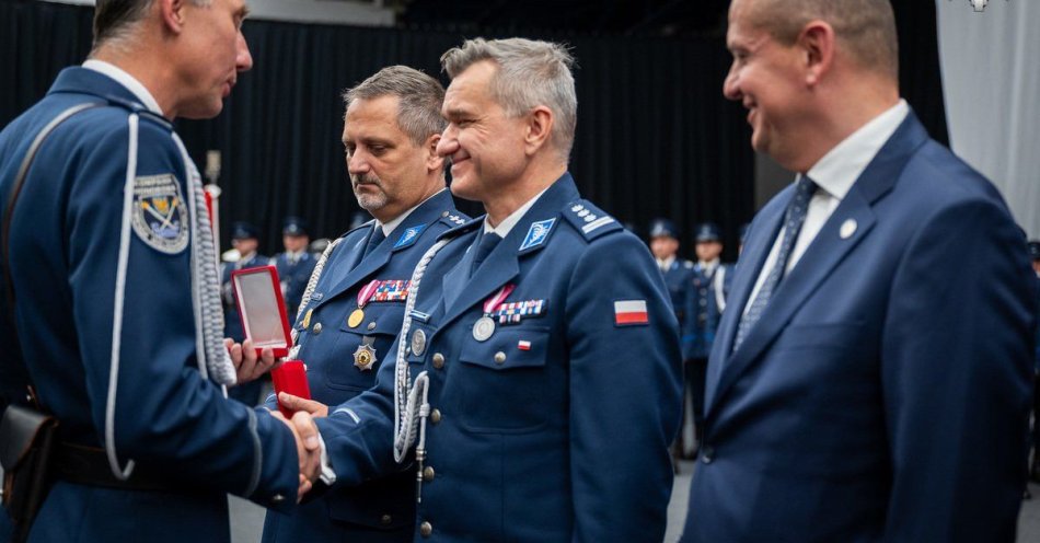 zdjęcie: Komendant z Siemianowic wyróżniony odznaką z okazji 25. rocznicy / fot. KMP w Siemianowicach Śląskich zdjęcie wyk. Policja Śląska