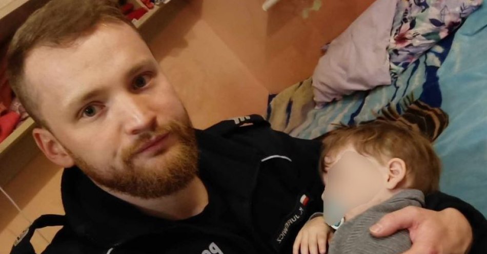zdjęcie: Policjanci zaopiekowali się dziećmi, które zostały bez opieki / fot. KMP w Gdyni