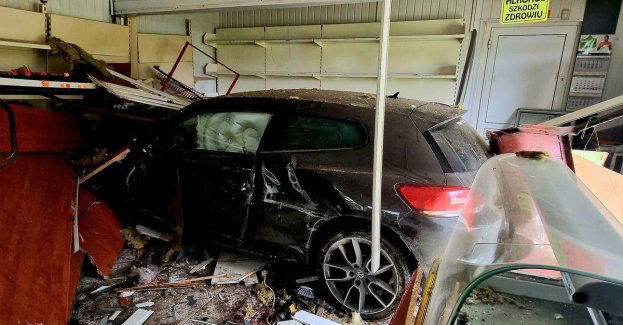 Nie dostosował prędkości, rozbił ścianę i wjechał do wnętrza nieczynnego sklepu