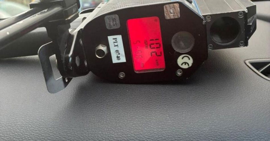 zdjęcie: 22 letni kierowca jechał 102 km/h po mokrej drodze i stracił prawo jazdy / fot. KPP Żary