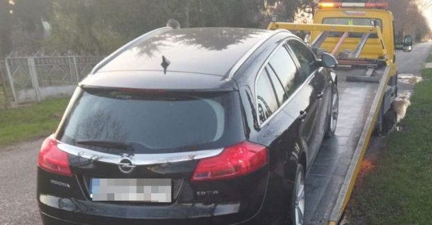 Dla zmylenia policjantów założył tablicę rejestracyjną od innego pojazdu. Wpadł bo przekroczył prędkość