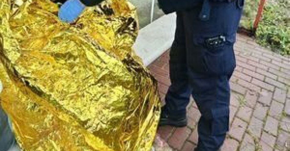 zdjęcie: Policjanci uratowali mężczyznę w wieku 51 lat na przystanku / fot. KPP Jędrzejów