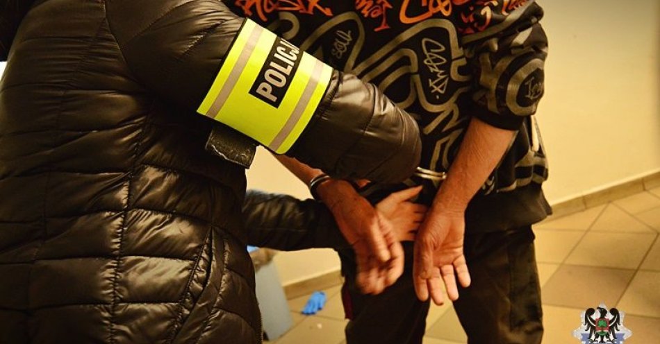 zdjęcie: Złodziej zatrzymany przez policjantów drugiego komisariatu bezpośrednio po zgłoszeniu włamania do mieszkania / fot. KMP w Wałbrzychu