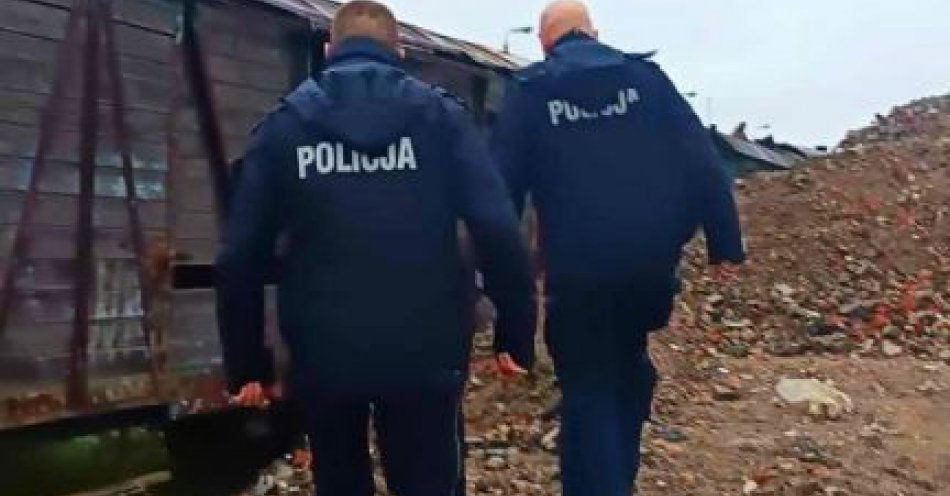 zdjęcie: Dzielnicowi kontrolują pustostany i miejsca gromadzenia się bezdomnych. / fot. KPP w Kościerzynie