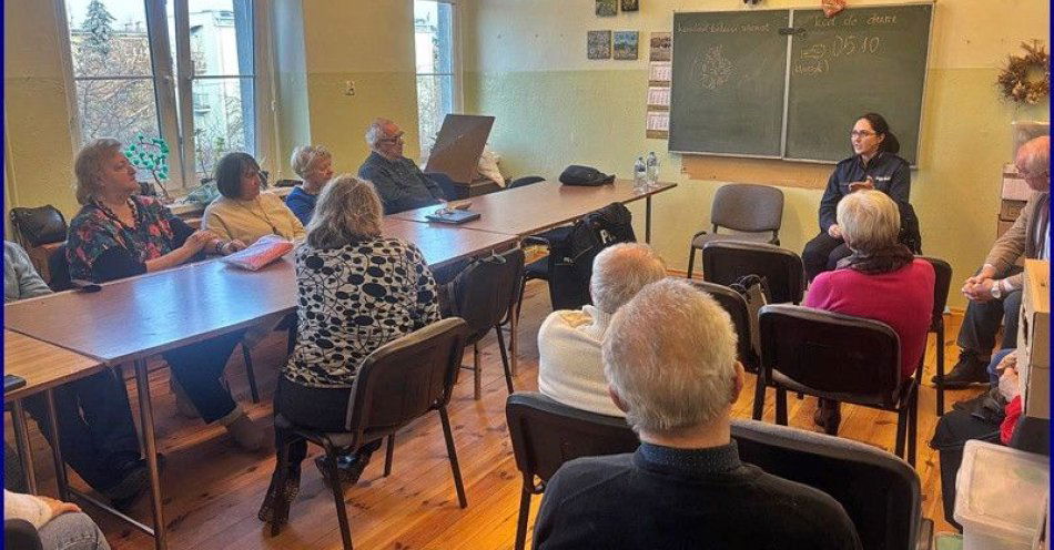 zdjęcie: Policjanci z Środy Śląskiej uczą seniorów jak nie dać się oszustom / fot. KPP w Środzie Śląskiej