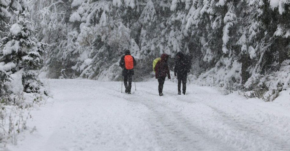 zdjęcie: Zamknięto drogę do Morskiego Oka; odradzane wszelkie wyjścia w góry / Morskie Oko, 01.10.2025. Turyści na trasie do Morskiego Oka w Tatrach, 1 bm. Po intensywnych opadach śniegu w Tatrach, ratownicy Tatrzańskiego Ochotniczego Pogotowia Ratunkowego (TOPR) ogłosili pierwszy, najniższy stopień zagrożenia lawinowego. (mr) PAP/Grzegorz Momot ***Do tego materiału zdjęciowego dostępna jest również depesza w systemie CSI, pt.: Tatry/ Pierwszy stopień zagrożenia lawinowego – na szlakach zalega śnieg***