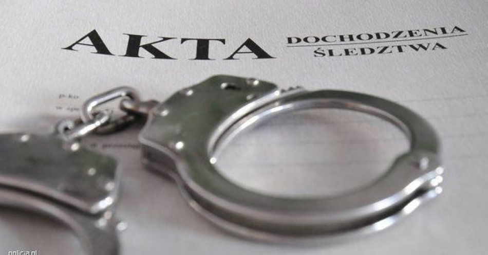 zdjęcie: 73-latek boso wysiadł z samochodu po tym jak kierując po pijanemu uderzył w latarnię / fot. KPP w Ciechanowie