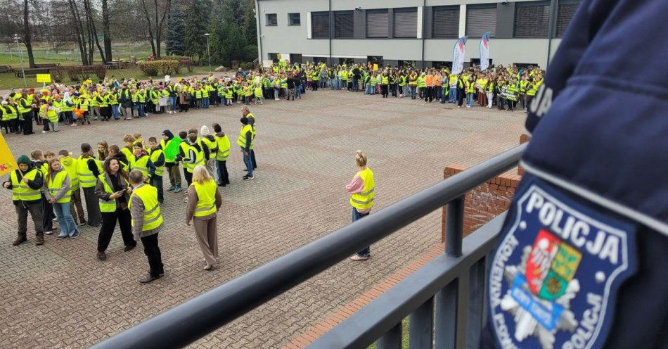 zdjęcie: Ponad 900 uczniów Trójki w odblaskowym przemarszu w Nowym Tomyślu / fot. KPP Nowy Tomyśl