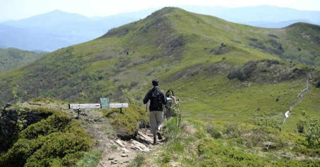 Krótkie pobyty, turyści szukają oszczędności i wydają mniej pieniędzy