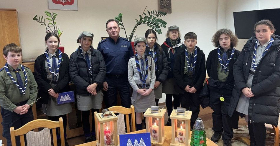 zdjęcie: Betlejemskie Światło Pokoju trafiło do tomaszowskiej komendy / fot. KPP Tomaszów Lubelski