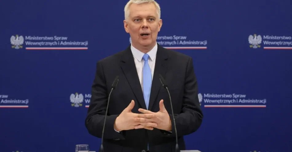 zdjęcie: Siemoniak: państwo i firmy działające w sektorze medycznym powinny wyciągnąć wnioski z cyberataku / Warszawa, 18.06.2026. Minister koordynator ds. służb specjalnych Tomasz Siemoniak podczas konferencji prasowej w siedzibie Ministerstwa Spraw Wewnętrznych i Administracji w Warszawie, 18 bm. Konferencja dotyczyła zabójstwa w Białej Podlaskiej. (aldg) PAP/Paweł Supernak