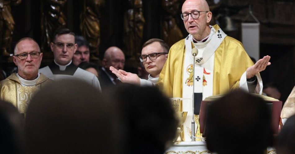 zdjęcie: Abp Galbas: dość chrześcijaństwa bezsilnego i bezpłodnego; idźcie do tych, którzy przestali wierzyć / Warszawa, 04.04.2026. Wielka Sobota. Metropolita warszawski abp. Adrian Galbas (P) przewodniczy liturgii Wigilii Paschalnej Zmartwychwstania Pańskiego z procesją rezurekcyjną w Archikatedrze Warszawskiej, 4 bm. (jm) PAP/Albert Zawada