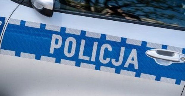 Wandal w Przelewicach zniszczył bramę i samochód