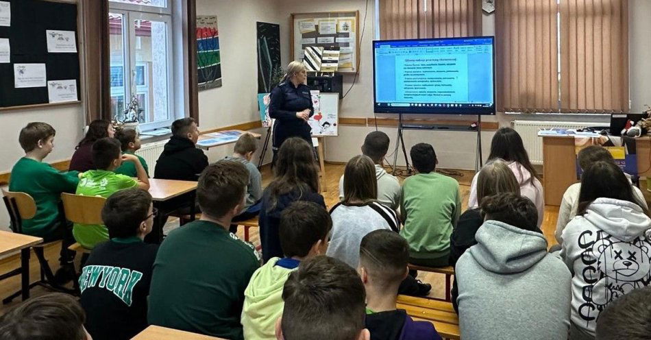 zdjęcie: Dzieciństwo bez przemocy Policjantka odwiedziła szkołę w Lisich Jamach / fot. KPP w Lubaczowie Fot. KPP Lubaczów