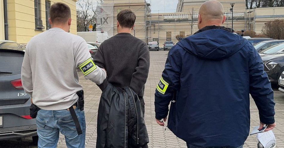 zdjęcie: Czwórka oszustów zatrzymana na gorącym uczynku z łupem 130 tys. zł / fot. Komenda Stołeczna Policji CZWÓRKA OSZUSTÓW ZATRZYMANA NA GORĄCYM UCZYNKU