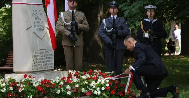 Prezydent Karol Nawrocki złożył kwiaty pod tablicą upamiętniającą rzeź Woli