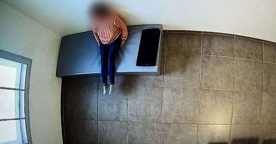 zdjęcie: Pijana kobieta zaatakowała ratowników po wezwaniu pomocy / fot. KPP Gostyń Wezwała pogotowie do swojej mamy po czym zaatakowała ratowników medycznych