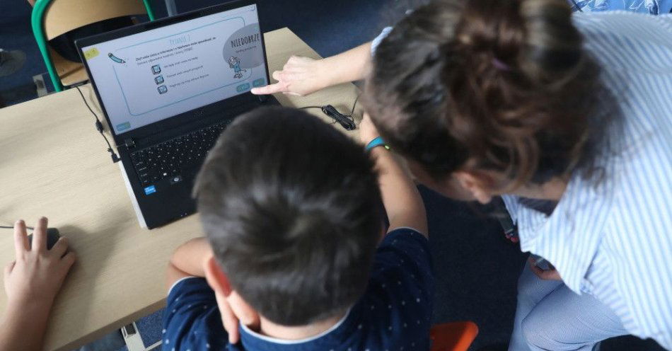 zdjęcie: Ministerstwo Cyfryzacji: do szkół trafi 735 tys. laptopów i tabletów dla uczniów / Warszawa, 24.08.2023. Inauguracja warsztatów edukacyjnych 