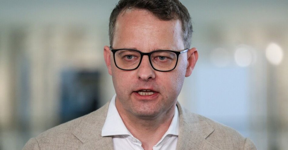 zdjęcie: Sąd uchylił europejski nakaz aresztowania wobec posła Marcina Romanowskiego / Warszawa, 24.07.2024. Poseł PiS Marcin Romanowski podczas wypowiedzi dla mediów w Sejmie w Warszawie, 24 bm. (sko) PAP/Paweł Supernak