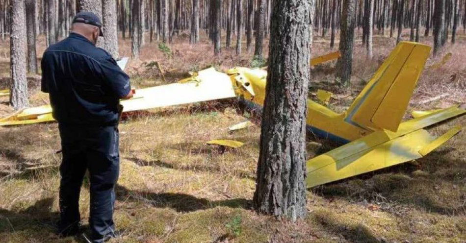 zdjęcie: Policjanci pracowali na miejscu śmiertelnego wypadku lotniczego w Borsku. / fot. KPP w Kościerzynie