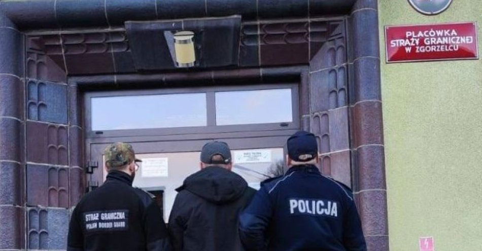 zdjęcie: Nietrzeźwy kierowca ciężarówki ukarany i przekazany Straży Granicznej / fot. KPP w Bolesławcu