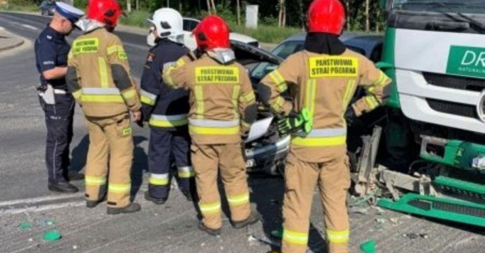 zdjęcie: Groźne zderzenie tira z osobówką w Raciszynie / fot. KPP w Pajęcznie