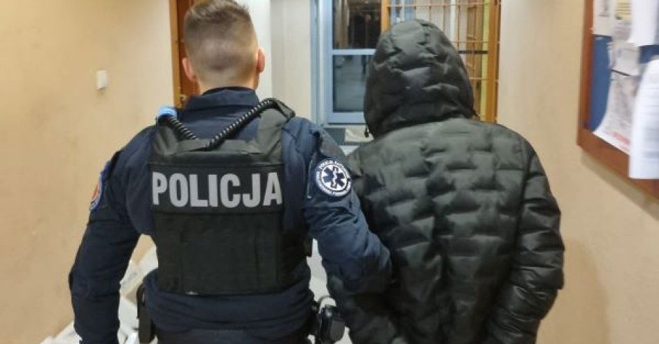 zdjęcie: Zapach palonej marihuany doprowadził policjantów do czterech mężczyzn. W lodówce którą nieśli policjanci znaleźli narkotyki. / fot. KMP w Gdyni