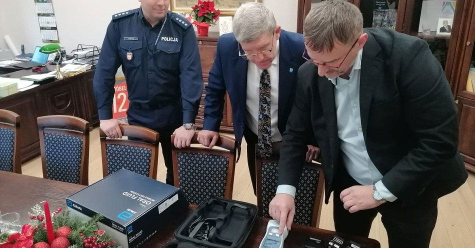 zdjęcie: Nowy narkotester dla Komisariatu Policji w Żabnie / fot. KMP w Tarnowie