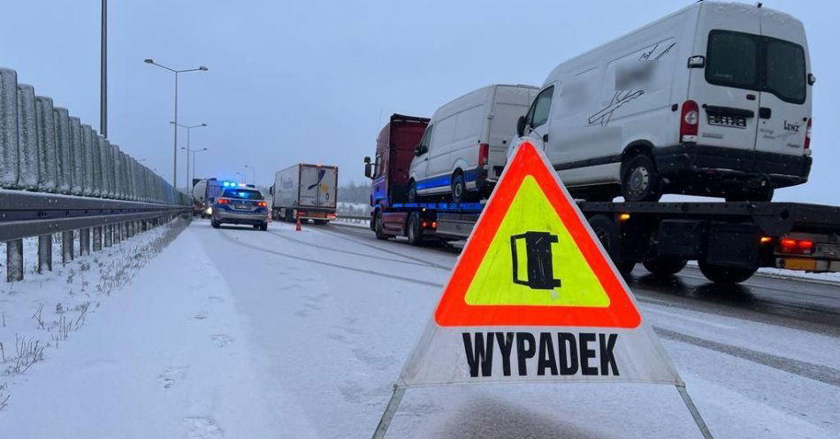 zdjęcie: Utrudnienia na autostradzie A4 na wysokości 8 kilometra w kierunku Wrocławia. Ruch odbywa się jednym pasem / fot. KPP w Zgorzelcu