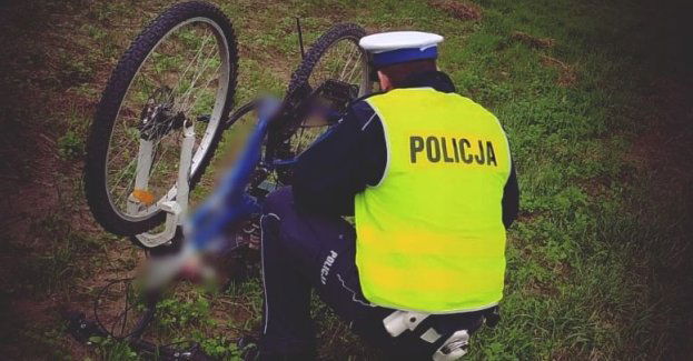 Pijany na rowerze wjechał w samochód