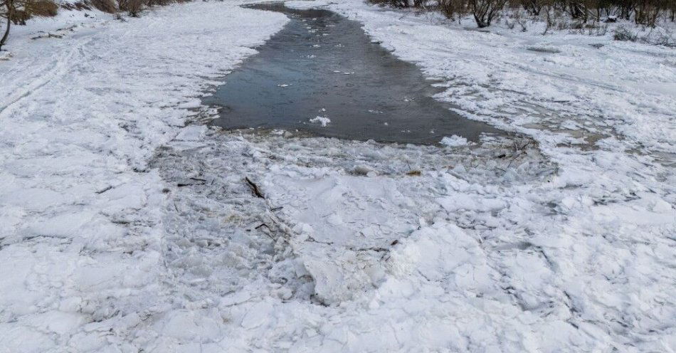 zdjęcie: IMGW ostrzega północ Polski przed mrozami, a południe przed gołoledzią / Ulucz, 25.01.2026. Zator lodowy na Sanie w rejonie miejscowości Ulucz, 26 bm. Jak poinformowały Wody Polskie – Regionalny Zarząd Gospodarki Wodnej w Rzeszowie, spływający lód i śryż zatrzymują się na płytszych odcinkach rzeki. Spowodowało to lokalne, niegroźne podtopienia, głównie na terenach niezabudowanych. Sytuacja jest na bieżąco monitorowana. Służby pozostają w stałym kontakcie z centrum zarządzania kryzysowego i są w pełnej gotowości do działania.  (sko) PAP/Darek Delmanowicz