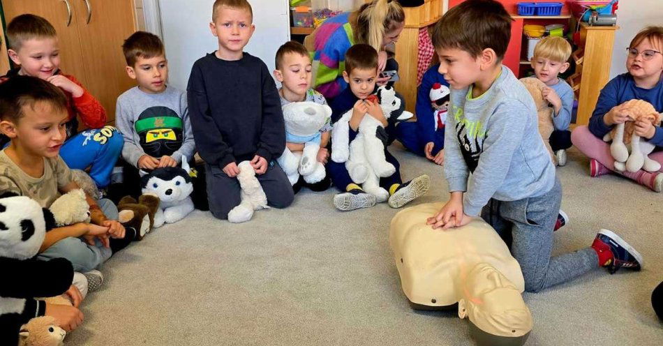 zdjęcie: Przedszkolaki z Goleniowa uczą się pierwszej pomocy / fot. KPP w Goleniowie