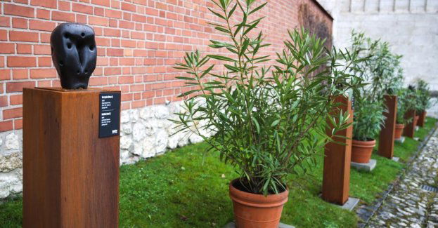 Rzeźby Beksińskiego stanęły w ogrodach królewskich na Wawelu