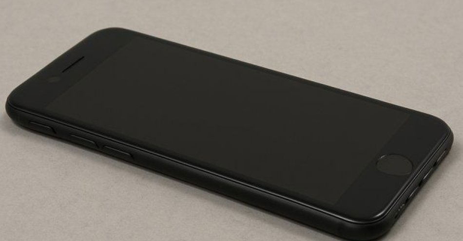 zdjęcie: Znaleziony telefon iPhone 7 plus przekazany do Biura Rzeczy Znalezionych / fot. KPP Kraśnik