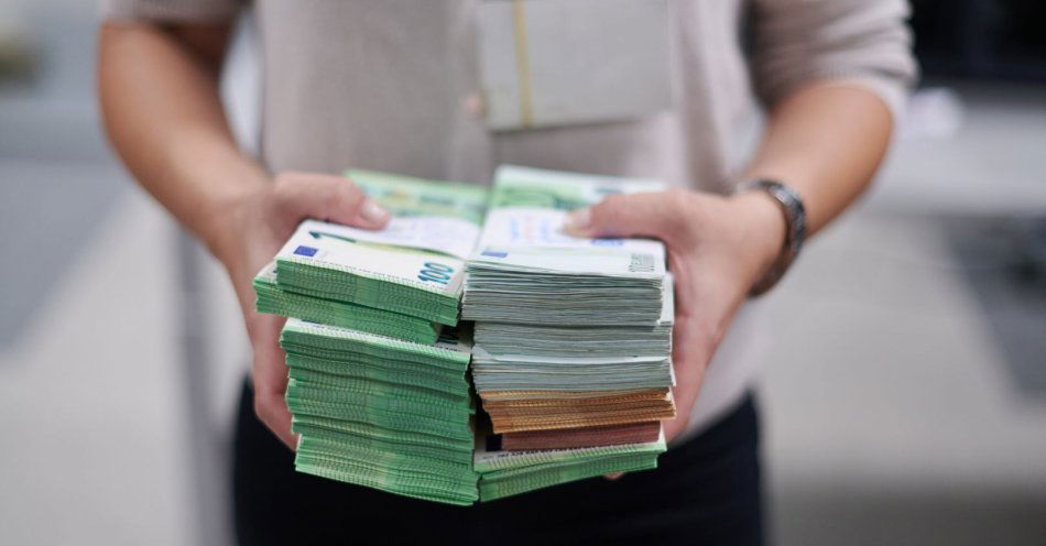 zdjęcie: Kobieta przewoziła ponad 1,3 mln zł w gotówce / v10701965