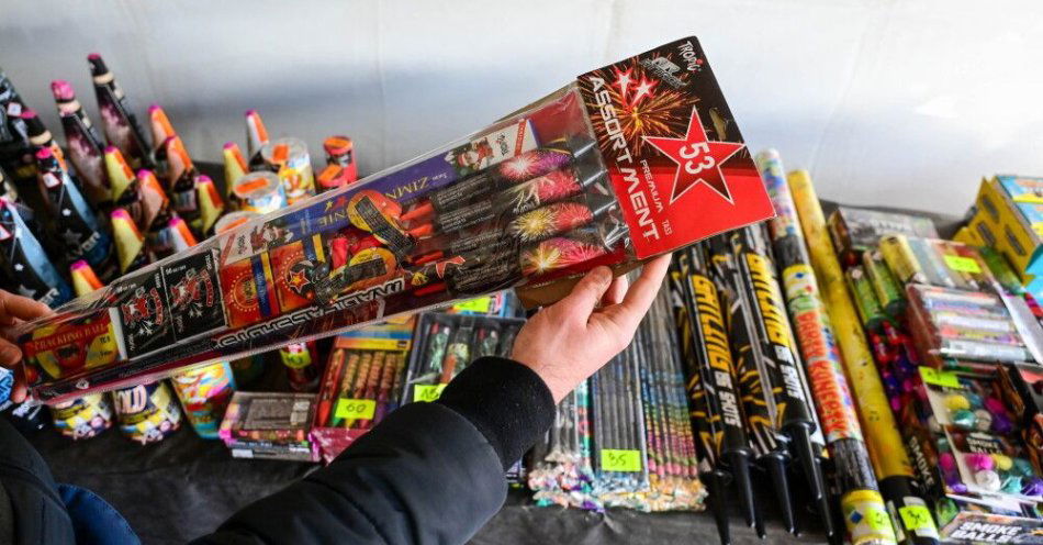 zdjęcie: Fajerwerki: zakaz w Holandii, w Polsce wciąż bez ustawy / Szczecin, 29.12.2025. Funkcjonariusze Komendy Miejskiej Policji, Straży Pożarnej i Straży Miejskiej kontrolują punkty sprzedaży fajerwerków w Szczecinie, 29 bm. Kontrole są przeprowadzane przed zabawą Sylwestrową. (aldg) PAP/Marcin Bielecki