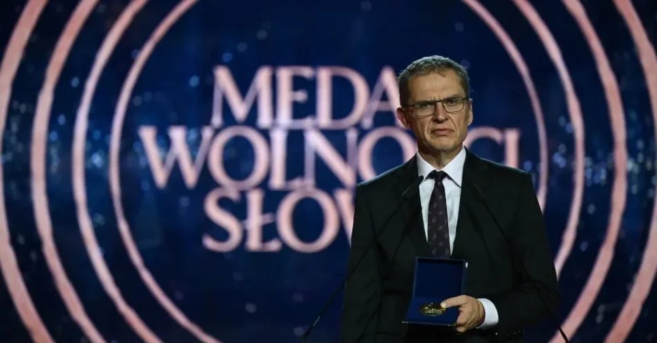 zdjęcie: Siostra Chmielewska, Natalia Panczenko, Leszek Jażdżewski i Andrzej Poczobut laureatami Medali Wolności Słowa / Gdańsk, 28.08.2026. Wyróżniony specjalnym Medalem Wolności Słowa białoruski dziennikarz, działacz polskiej mniejszości, były więzień polityczny Andrzej Poczobut podczas gali wręczenia Medali, 28 bm. w Europejskim Centrum Solidarności w Gdańsku. (sko) PAP/Adam Warżawa
