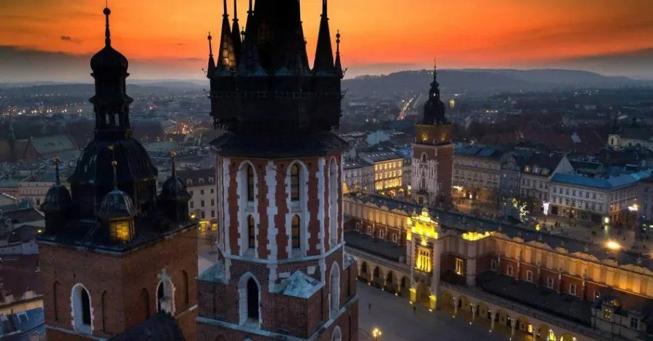 zdjęcie: 12 osób zgłosiło kandydatury w wyborach prezydenta Krakowa / Kraków, 10.01.2021. Widok z drona na Kościół Mariacki, Sukiennice, Ratusz i Rynek Główny oraz zachód słońca nad Krakowem, 10. bm. (łg/dw) PAP/Łukasz Gągulski