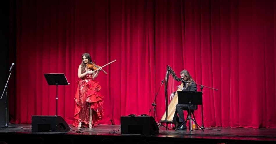 zdjęcie: Koncert Niedzielny: Magia Strun - Barbara Szelągiewicz i Michał Zator | Otwarcie wystawy malarstwa Mileny Wiśniewskiej / fot. Alicja Langowska