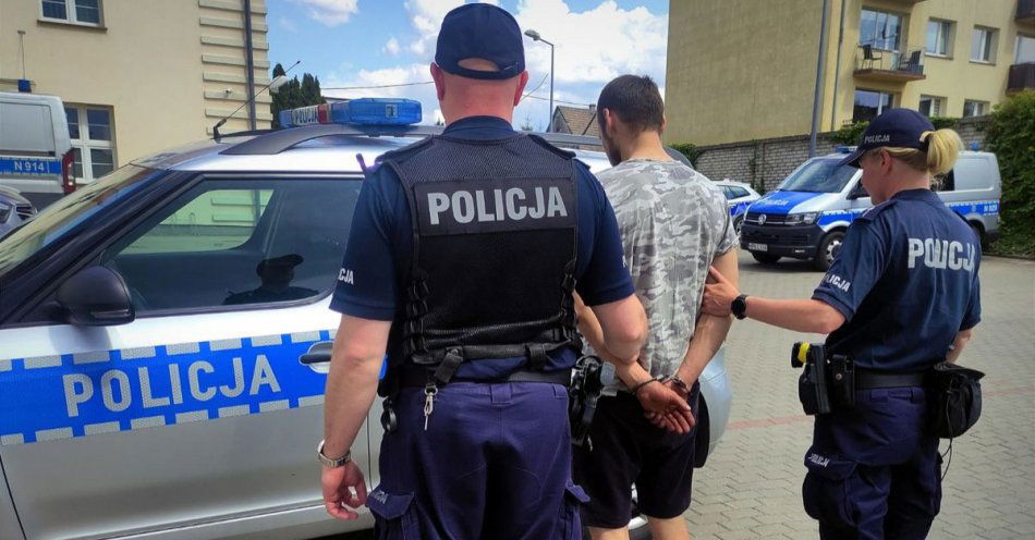zdjęcie: Mężczyzna kierował po narkotykach, a pasażer próbował wyrzucić swoją porcje / fot. KPP w Bytowie