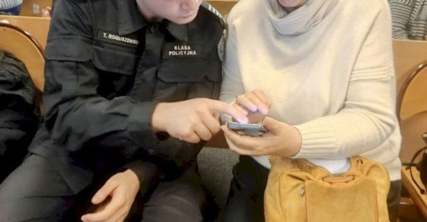 Policjanci i licealiści uczą seniorów bezpieczeństwa w sieci